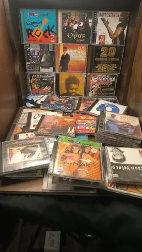 Lote com 42 CDs originais usado