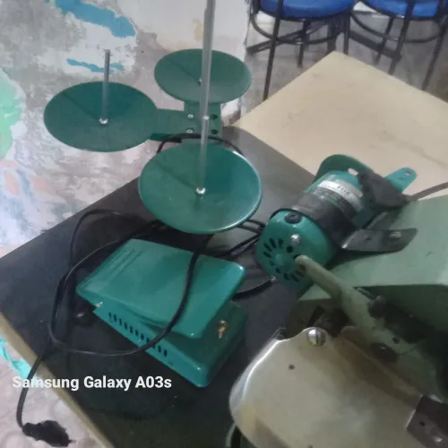 Maquina de costura overlock verdinha 