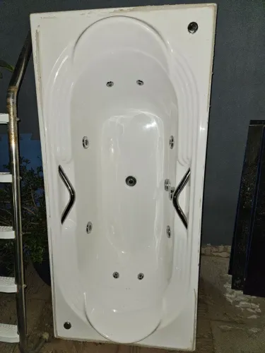 Banheira Hidromassagem com motobomba e tubulação. 