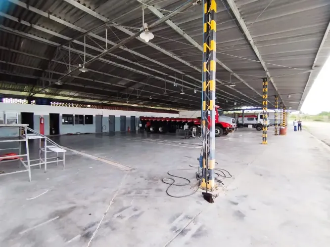 Alugo Galpão / Garagem / Oficina / Funilaria / Estacionamento / Ponto de apoio  em Feira d