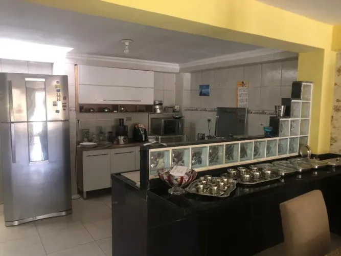 CASA COM PONTOS COMERCIAIS DE FRENTE AO CARREFOUR
