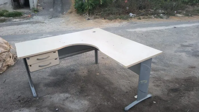 Vende se uma mesa de escritório