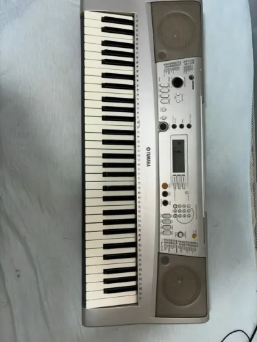 Teclado Yamaha PSR-E313 em excelente estado + livros de prática de piano