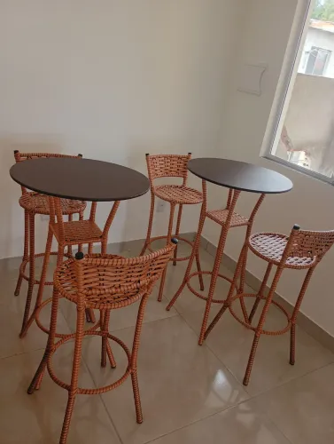 Mesa Bistrô com 2 Banquetas em Fibra Sintética - Excelente Estado