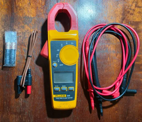 Alicate Amperímetro / Voltímetro Fluke 325