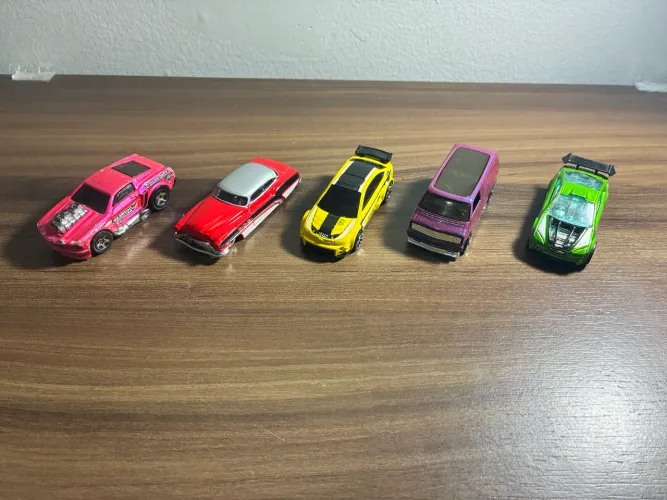 Kit 5 HotWheels aleatórios