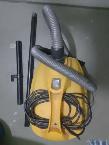 Aspirador de pó e água.