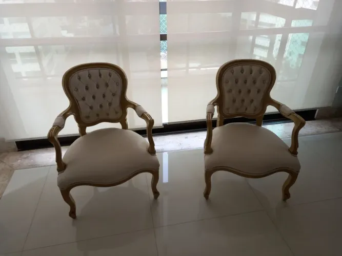 Cadeira estofada estilo Luis XV