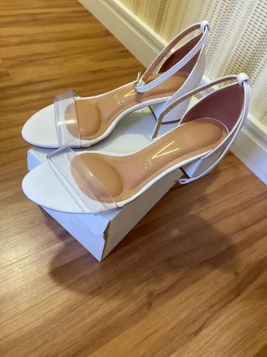 Salto Alto Quadrado Vizzano Branco Com Fivela Transparente Número 36