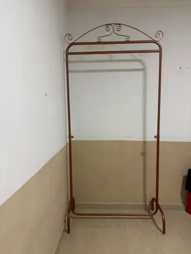 Arara de roupas vintage retrô rosé gold