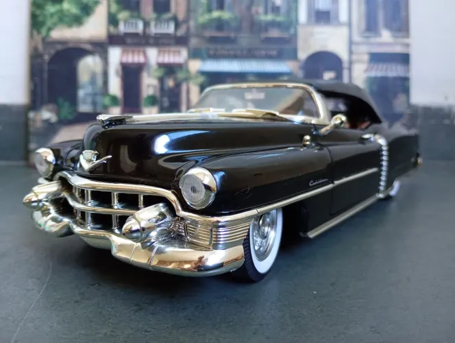 Carros em miniatura 1/18 - série Antigos