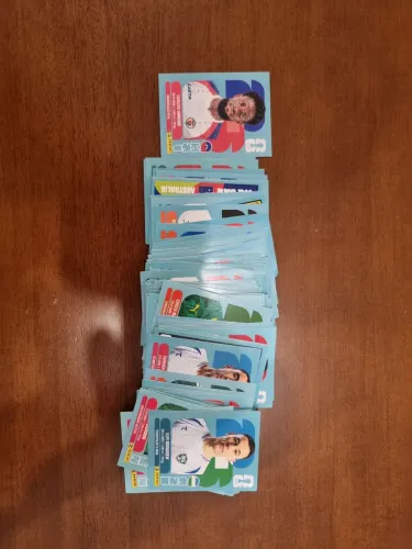 Vendo lote de 75 figurinhas oficiais Panini em perfeito estado!