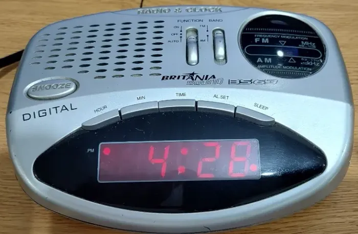 Rádio Relógio Digital Britânia - Bs63 Cinza | 127/220V