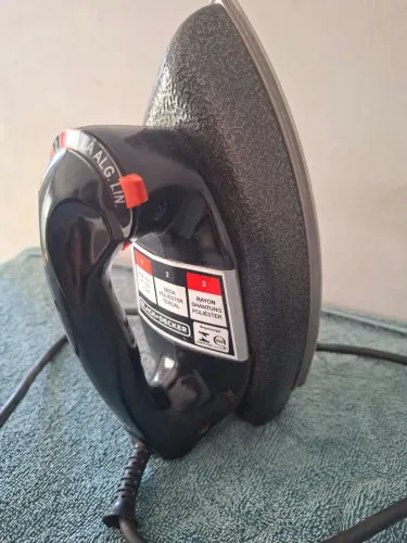 FERRO DE PASSAR ROUPA DA MARCA  BLACK DECKER EM  PERFEITO ESTADO