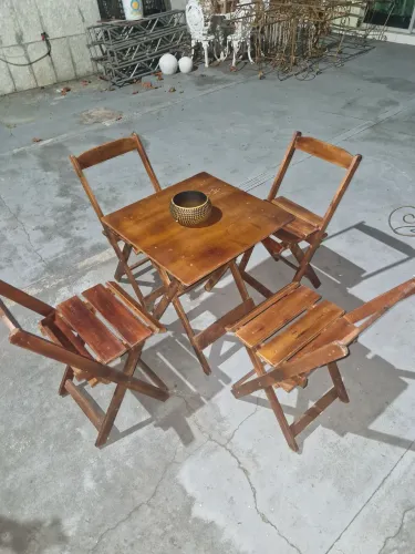 Vendo jogos de mesa e cadeira de madeira em ótimo estado
