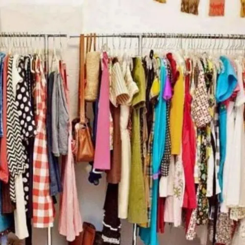 Fardo de roupas de brechó