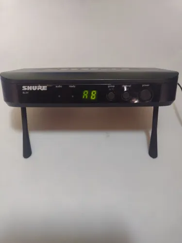 MICROFONE SEM FIO SHURE BLX4 H8 (SÓ BASE)