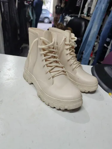 Bota de borracha estilo galocha com creme n33/34 