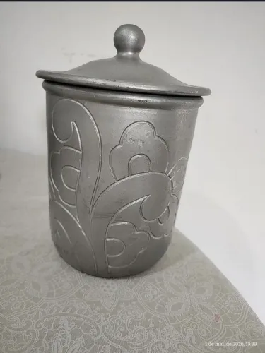 Pote de cerâmica na cor cinza fabricado em Jaboticabal 