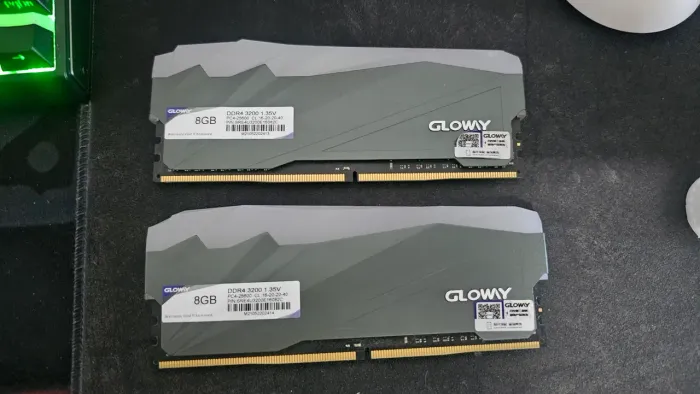 Duas memórias RAM DDR4 de 8GB cada uma.
