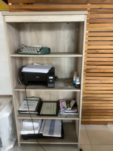 Mesa e estante de escritório 
