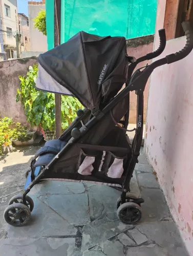 Carrinho de bebê bem conservado em bom estado