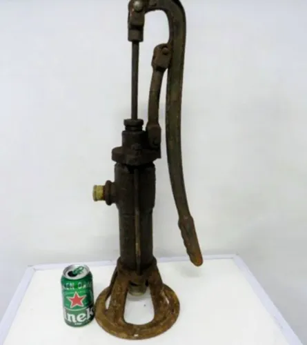 Bomba d'água antiga de ferro