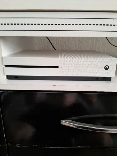Xbox One S mais um controle.