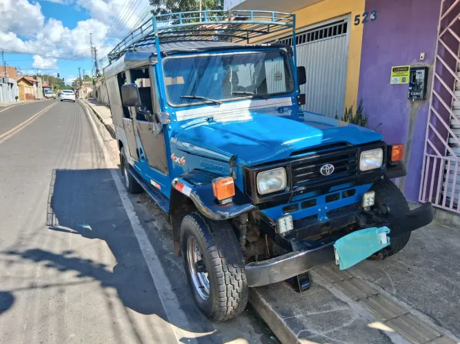 Toyota Band.Jipe Capota de Lona Diesel 1981