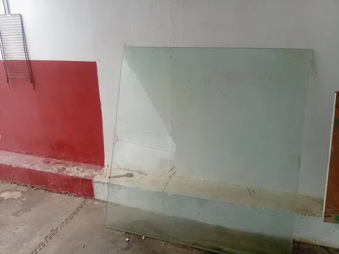 Vendo vidro ideal para mesa temperado mediprecndo 135. de comprimento por 125 de  largura 