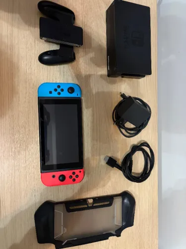 Nintendo Switch 1 V2 (Excelente estado, pouco utilizado. Acompanha acessórios originais)