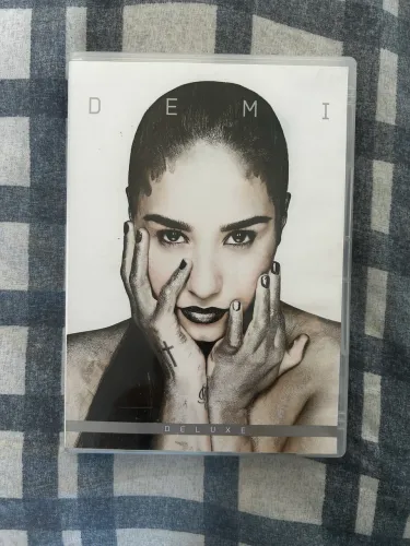 Demi Lovato - Demi (Deluxe CD + DVD)