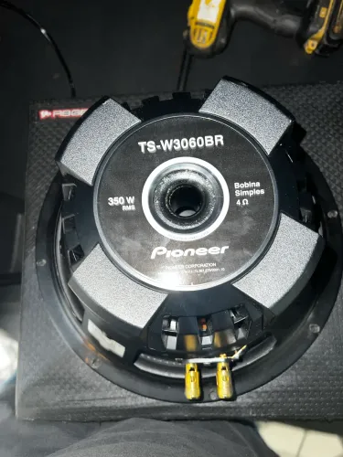 Vendo subwoofer pioneer 350 w rms 4 ohms seminovo , pouco tempo de uso 