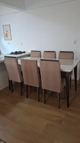 Vendo mesa de jantar com 6 cadeiras