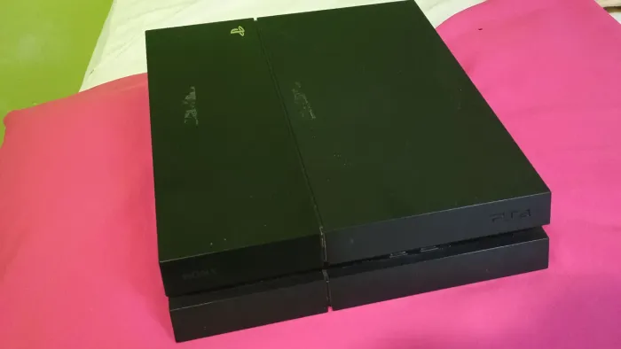 PLAYSTATION 4 COM DEFEITO (NÃO LIGA) NÃO SEI O DEFEITO NÃO INTERESSA CINSERTAR ..