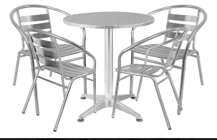 Mesa de centro com quatro cadeiras em alumínio 