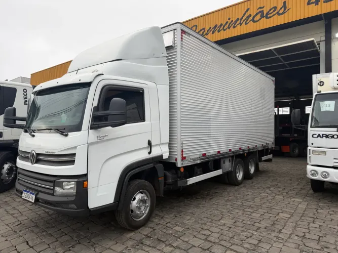 Vw 13180 praimer 6x2 baú 6,20 x2,50 alt 2,30 larg