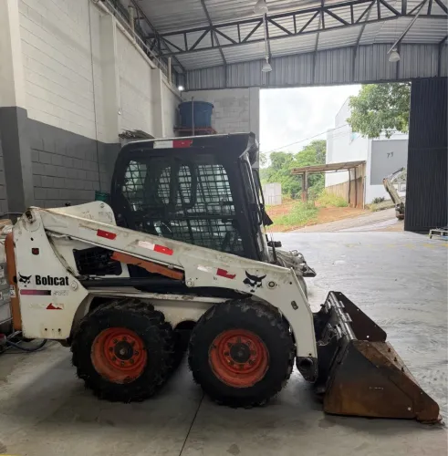 Minicarregadeira Bobcat S450 ano 2021 com 4.320 horas, ar condicionado, à alavanca, em MG