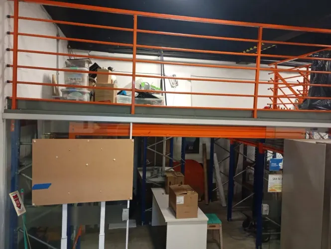 Mezanino metalico industrial em bom estado  