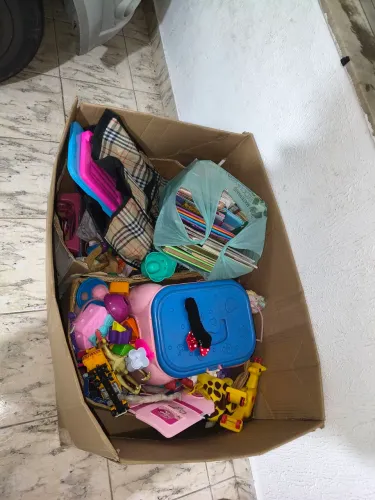 Doa-se caixa de brinquedos (menina e menino) - Alguns estão danificados