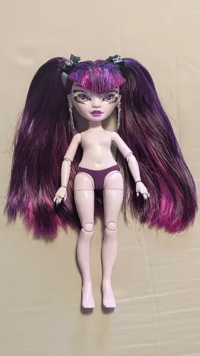 Boneca Rainbow High sucata com brincos e presilhas