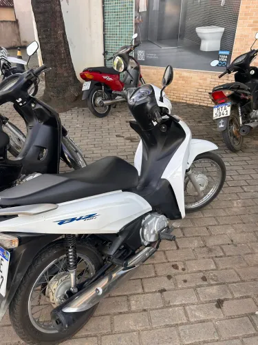 Vendo biz 110. Pequenos detalhes na pintura.