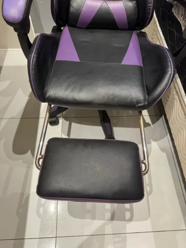 Cadeira Gamer com suporte retrátil para pés