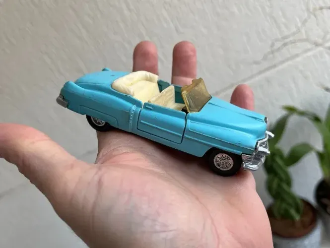 carro Cadillac conversível azul pneu borracha abre portas miniatura antiga