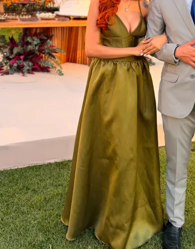 Vestido verde oliva, veste um P/M usado somente uma vez