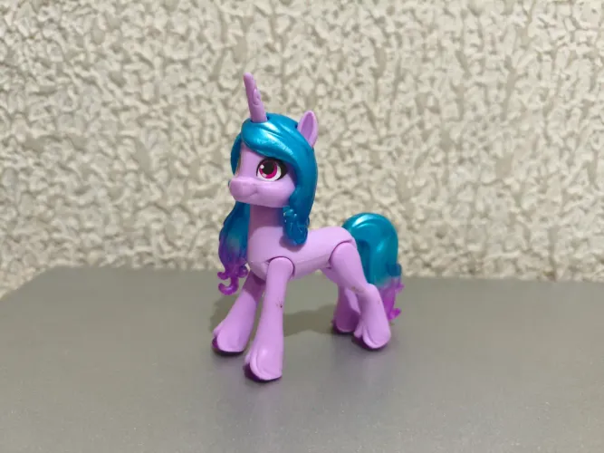 Izzy Moonbow My Little Pony original Hasbro 2021