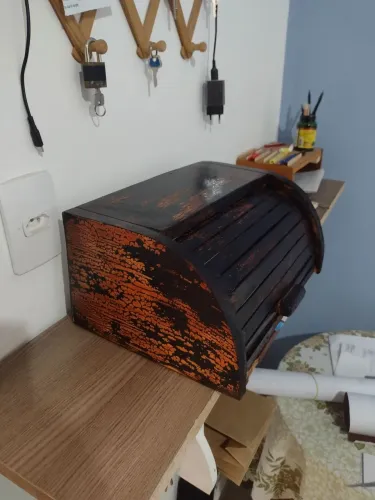 Recipiente de madeira para guardar pão 