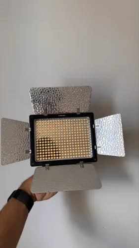 Led yongnuo yn300 iii com bateria e carregador