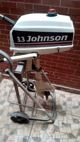 Motor de popa 3.3 HP funcianando perfeitamente.