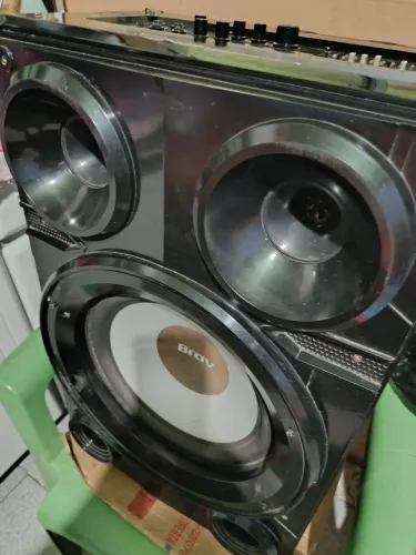Vendo uma caixa de som